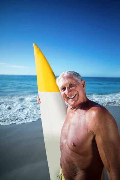 Sénior posando com uma prancha de surf — Fotografia de Stock