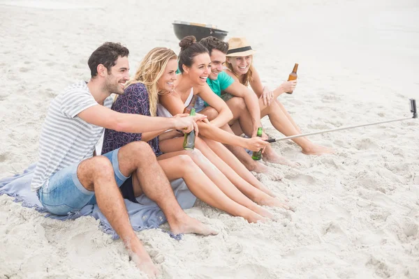 群的朋友考虑自拍照在沙滩上 — 图库照片