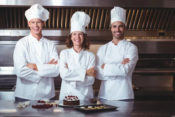 Chef-koks blij en trots om de taart presenteren ze gewoon gemaakt — Stockfoto