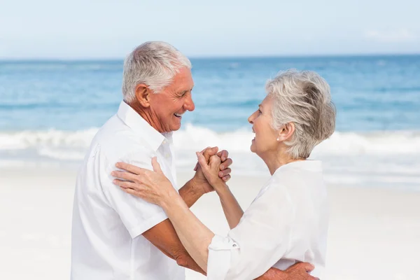 Senior koppel dansen op het strand — Stockfoto