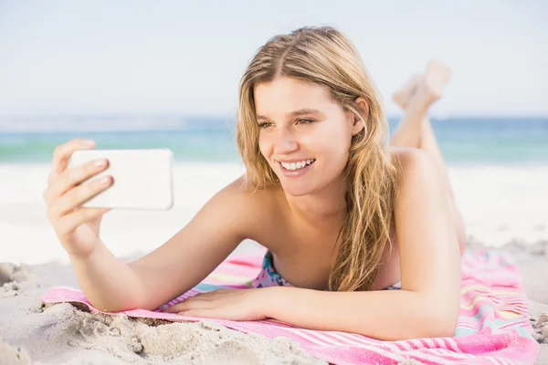 Jeune femme prenant un selfie sur téléphone portable — Photo