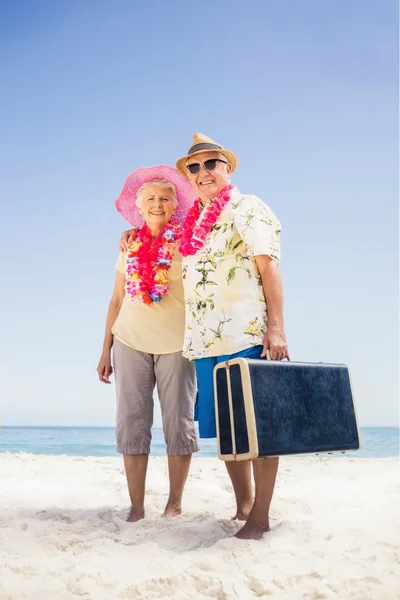 Senior couple holding suitcase — Stock Photo, Image