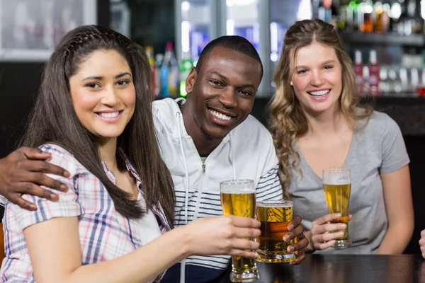 Porträt glücklicher Freunde bei einem Drink — Stockfoto