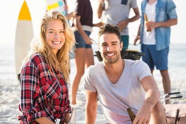 Paar sitzt auf Sand am Strand — Stockfoto