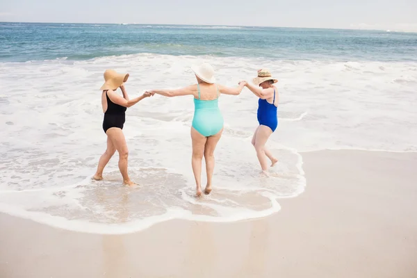 Senior woman friends playing in water — Stock Photo, Image