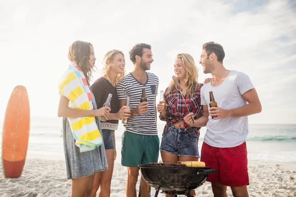 Gelukkige vrienden met plezier rond barbecue — Stockfoto