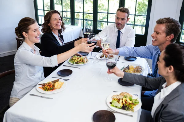 Uomini d'affari brindare bicchieri di vino — Foto Stock