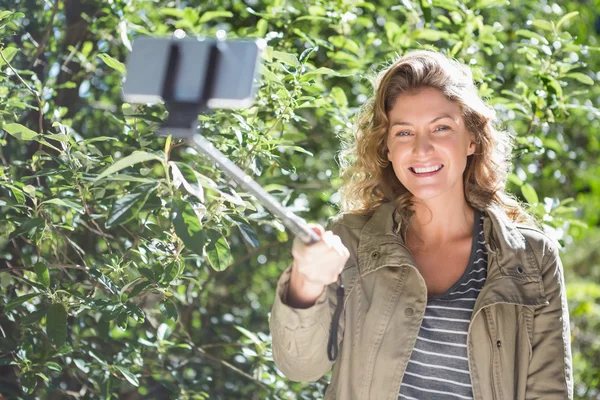 Lächelnde Frau macht Selfies — Stockfoto