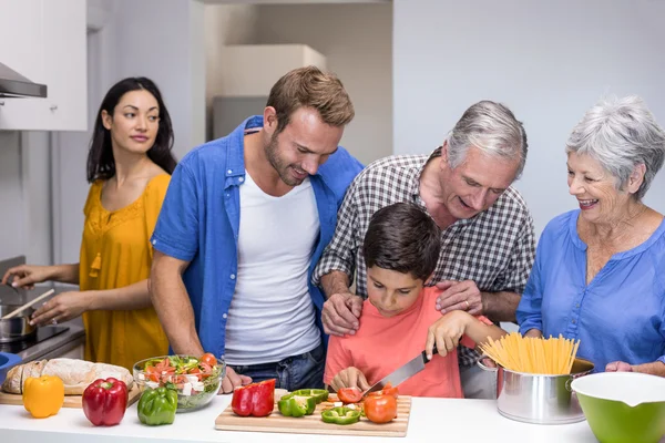 Ευτυχισμένη οικογένεια στην κουζίνα. — Φωτογραφία Αρχείου