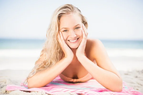 Lycklig kvinna i bikini ligga på stranden — Stockfoto