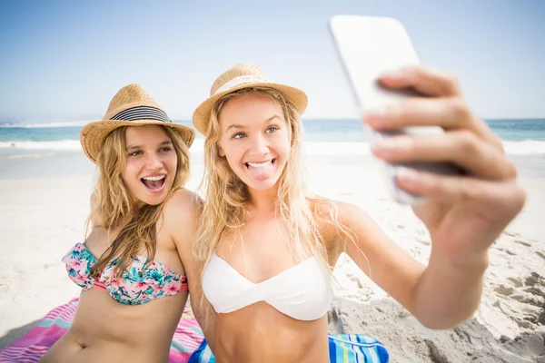 Twee vrienden in bikini nemen van een selfie — Stockfoto