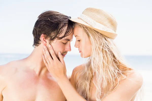 Casal jovem que romancia na praia — Fotografia de Stock