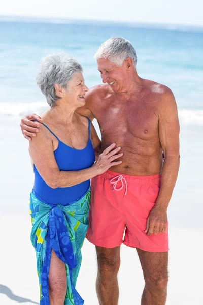 Bonito casal maduro abraçando na praia — Fotografia de Stock