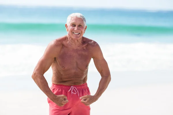 Красивый зрелый мужчина показывает свои мускулы — стоковое фото