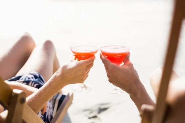 カクテルを飲むと肘掛け椅子に座ってカップル — ストック写真