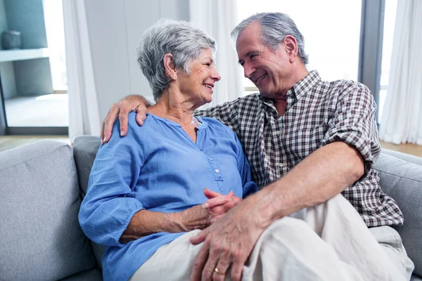 Gelukkige senior paar omhelzen elkaar op Bank — Stockfoto