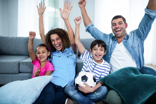 Familie kijken wedstrijd samen op televisie — Stockfoto
