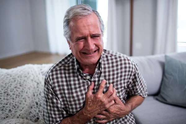 Ανώτερος άνθρωπος που πάσχει από καρδιακή προσβολή — Φωτογραφία Αρχείου
