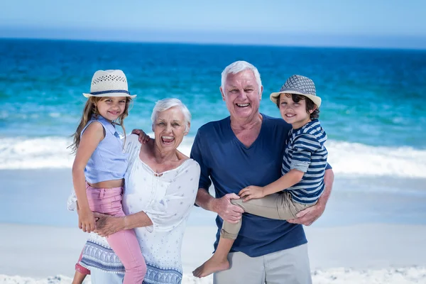 Gelukkig grootouders piggy geven terug naar kinderen — Stockfoto