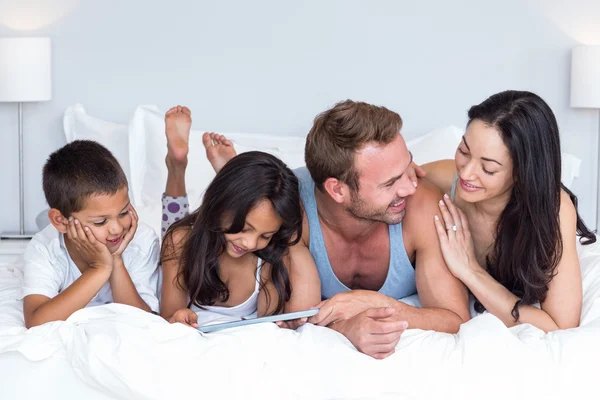 그들의 침실에서 행복 한 가족 — 스톡 사진