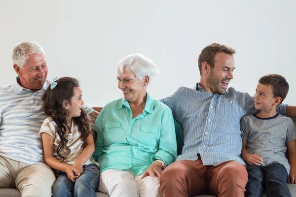 Lycklig familj sitter på soffan — Stockfoto