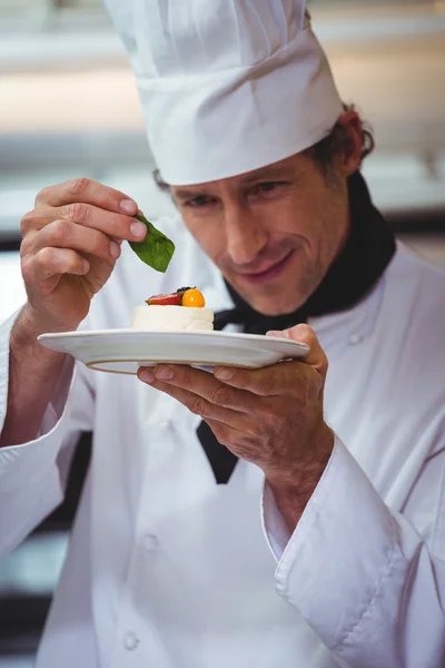 Chef putting finishing touch on dessert — Stock Photo, Image