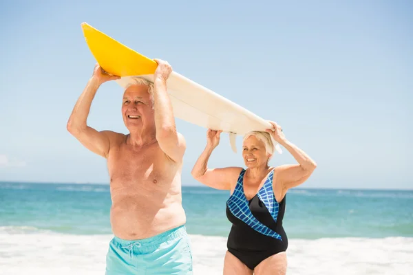 Casal sénior com prancha de surf — Fotografia de Stock