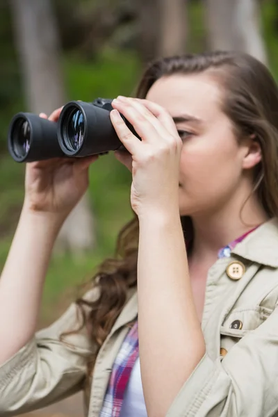 Woman using binoculars — Stock Photo, Image