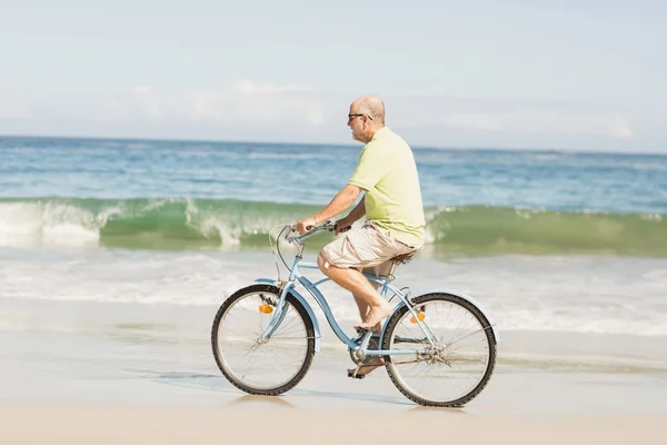 Lächelnder älterer Mann mit Fahrrad — Stockfoto