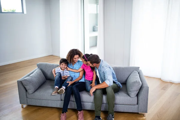 Lycklig familj sitter ihop på soffan — Stockfoto