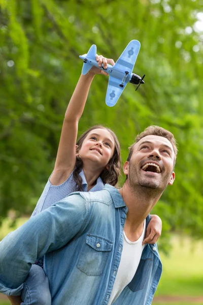 Far och dotter har roligt — Stockfoto