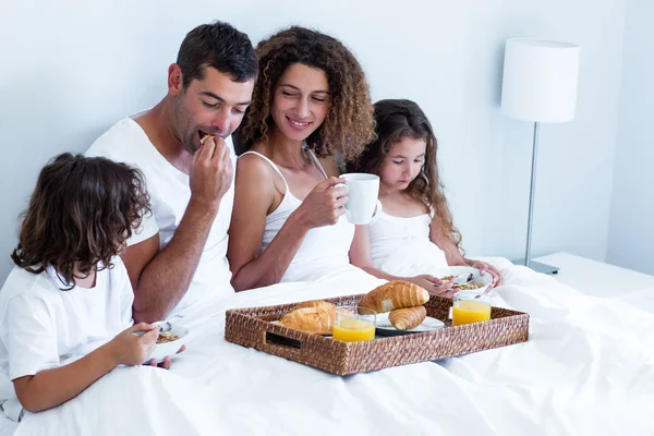 Rodina snídá v posteli — Stock fotografie