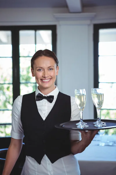 Cameriera con un vassoio di flauto di champagne — Foto Stock