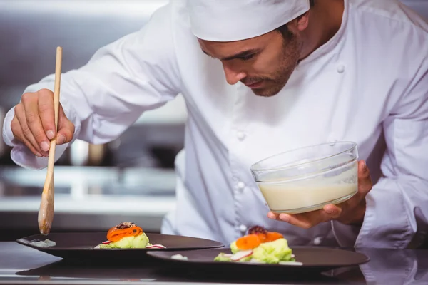 Chef putting sauce on a dish — Stock Photo, Image