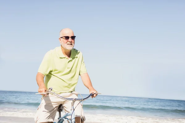 Uśmiechający się starszy człowiek jazda rowerem — Zdjęcie stockowe
