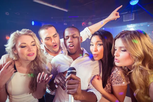 Amigos felices cantando en el karaoke — Foto de Stock