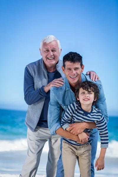 Mannelijke familieleden die zich voordeed op het strand — Stockfoto