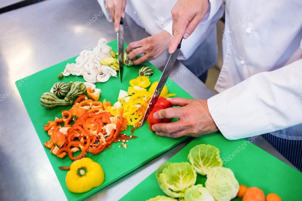 Рубить овощи. Нарезка овощей поваром. Повар с овощами. Нарезка овощей для студентов поваров. Повар нарезает.
