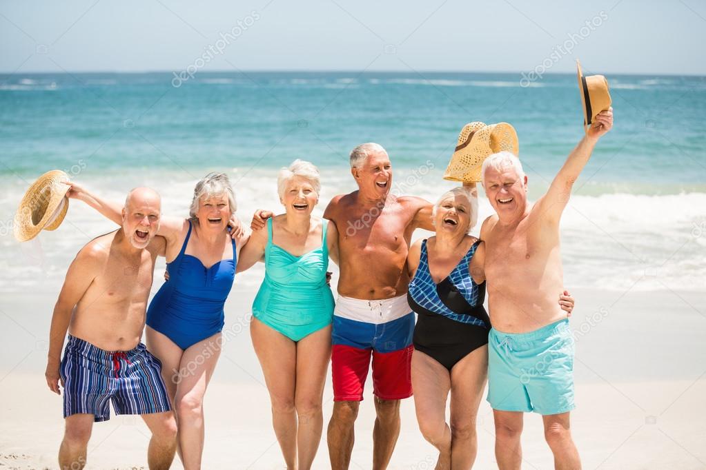 Personas mayores de pie en la playa — Foto de stock #103284856