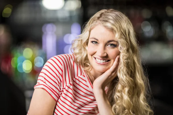 Portret van lachende blonde vrouw — Stockfoto