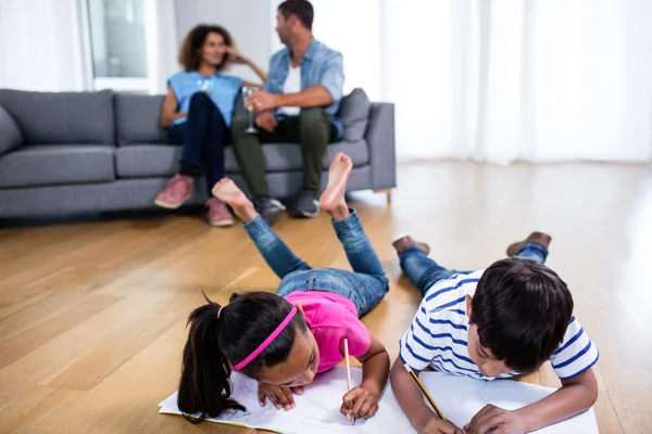 Molestia y hermana tumbada en el suelo y estudiando — Foto de Stock