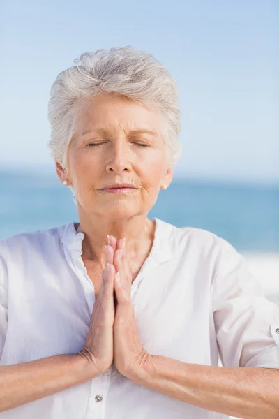 Senior vrouw ontspannen op het strand — Stockfoto