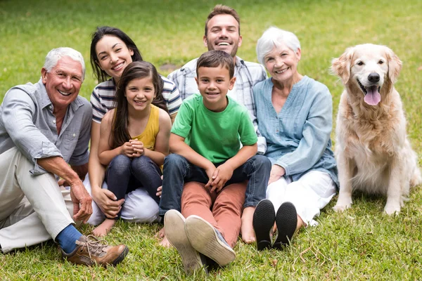 Parkta mutlu bir aile — Stok fotoğraf