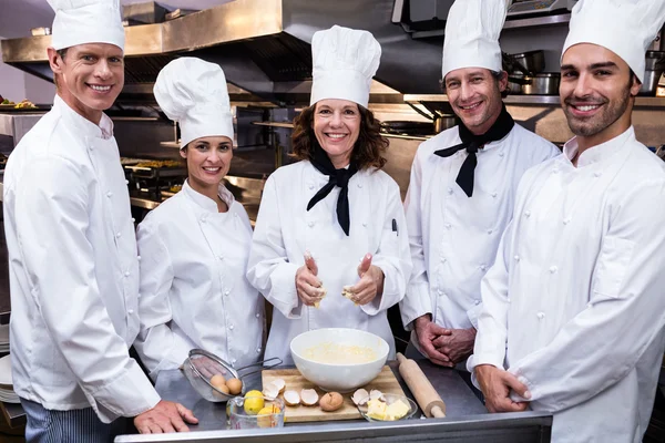 Chefs souriants dans la cuisine commerciale — Photo