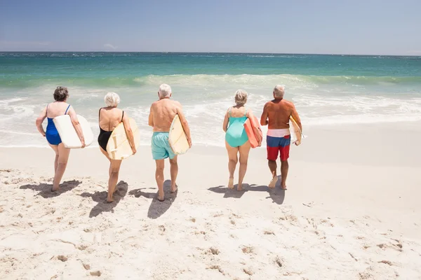 Senior friends holding surfboard — Stock Photo, Image