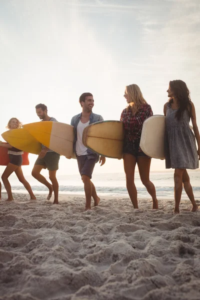 Happy vrienden wandelen met surfplanken — Stockfoto