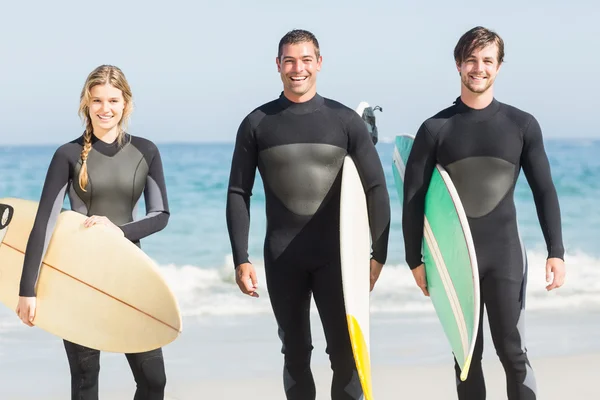 Amici surfisti con tavola da surf in piedi sulla spiaggia — Foto Stock