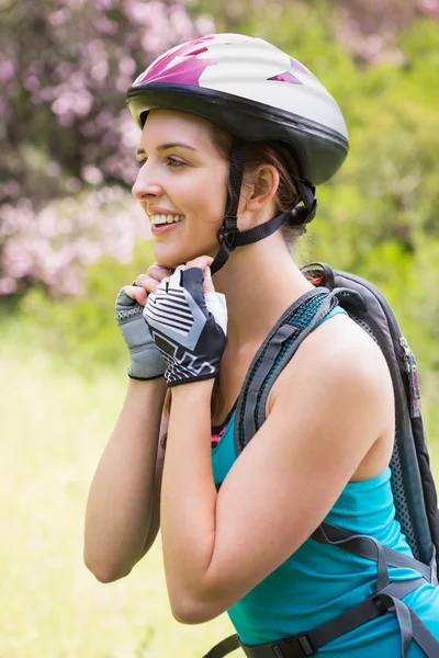 Donna sorridente che indossa un casco — Foto Stock