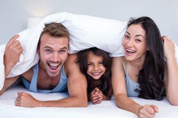 Família feliz em seu quarto — Fotografia de Stock