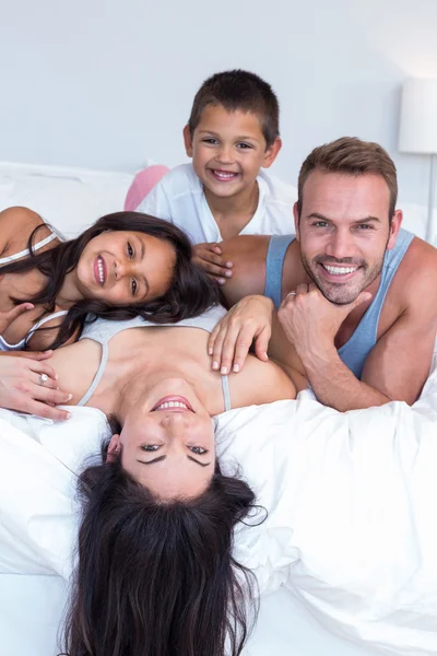 Gelukkige familie in hun slaapkamer — Stockfoto